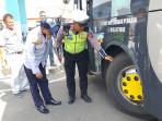 Operasi Patuh Candi di Brebes Sasar Bus AKAP di Terminal Tanjung, Sopir Ikut Jalani Tes Kesehatan