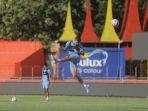 17042025-pemain-psis-joao-ferrari-saat-official-training-jelang-melawan-semen-padang-di-liga-1.jpg