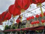 17062025-pekerja-memasang-lampion-di-lokasi-festival-kuliner-kota-tegal.jpg