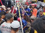 17092025-Petugas-Damkar-Kroya-mengevakuasi-pengunjung-Pasar-Sampang-Cilacap.jpg
