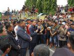 19062025-bupati-purbalingga-fahmi-temui-ratusan-sopir-truk-peserta-demo-odol.jpg