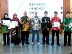 19112025-bupati-banyumas-beri-penghargaan-inovasi.jpg