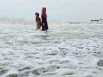 Bahaya Mengintai di Pantai Randusanga: Ombak Ganas, Anak-anak Bermain Tanpa Pengawas, Bikin Was-was