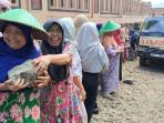 GERAM 18 TAHUN Jalan Rusak, Emak-emak di Brebes Rela Jual Entok Demi Tambal Jalan Sendiri