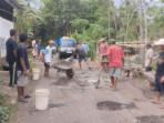 20251012-gotong-royong-perbaiki-jalan.jpg