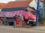 20251013-kecelakaan-truk-bulakamba.jpg