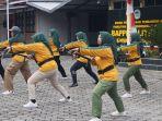 26052025-perempuan-anggota-linmas-dan-damkar-banyumas-berlatih.jpg