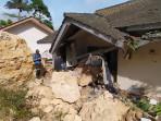 27102025-longsor-darmakradenan-ajibarang-banyumas-timpa-rumah-warga.jpg