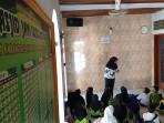 28072025-siswa-sdn-1-karangbale-brebes-belajar-di-teras-masjid.jpg