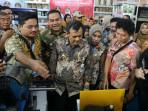 29092025-gubernur-jateng-ahmad-luthfi-melihat-hasil-produk-inovasi-di-blora.jpg