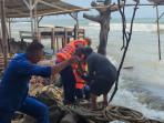 30072025-evakuasi-bocah-tenggelam-di-pantai-sigandu-batang.jpg