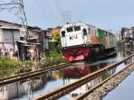 30102025-kereta-api-melintas-di-jalur-semarang-tawang-alas-tua-banjir-jalur-kereta-api.jpg