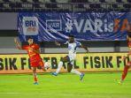 Aksi-Penyerang-PSIS-Semarang-Sudi-Abdallah-dibayangi-pemain-Persija-Jakarta-Doni-Tri-Pamungkas.jpg