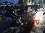 Aksi-demo-tolak-UU-TNI-di-depan-DPR-RI-Kamis-2732025-ricuh.jpg