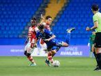 Duel-pemain-PSIS-Semarang-Alfeandra-Dewangga-dengan-pemain-Persis-Solo-Alexis-Messidoro.jpg