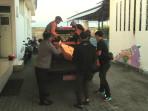 Evakuasi-korban-pantai-golong-kebumen.jpg