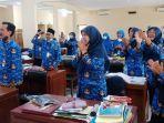 Para-guru-SMAN-2-Kudus-bersorak-gembira-melihat-anak-didik-mereka-jadi-paskibra.jpg