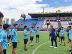 Pelatih-Timnas-Vietnam-Phillipe-Troussier-memimpin-latihan-jumat-1252023.jpg