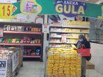 Pembeli-memilih-paket-gula-pasir-di-Rita-Supermall-Kota-Tegal-Selasa-2932022.jpg