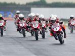 Peserta-Astra-Honda-Racing-School-AHRS-tengah-mempelajari-materi-terkait-aturan-aturan_1.jpg