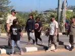 Satpol-pp-ciduk-pengamen-saat-cari-pengaman-di-exit-tol-bawen.jpg