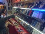 Sepatu Impor China Banjiri Kios Pasar Pagi Tegal, Modelnya Banyak Harga Lebih Murah Kok Bisa?