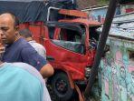Truk-tabrak-tembok-ungaran.jpg