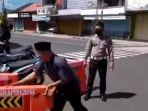 aksi-tukijo-bongkar-watter-barrier-wonosobo.jpg