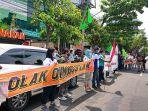 aliansi-buruh-menggelar-aksi-di-depan-hotel-pandanaran-kota-semarang-kamis-2432022.jpg