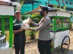 anggota-polres-kebumen-menyerahkan-bantuan-beras-ke-pedagang-senin-2672021.jpg
