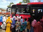 antrean-penumpang-trans-banyumas-di-depan-pasar-pon-purwokerto-minggu-26122021.jpg