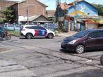 arus-lalu-lintas-di-perlintasan-kaligawe-kota-semarang-pasca-kecelakaan-motor-vs-kereta-api-barang.jpg