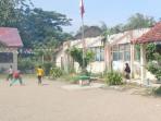 Sudah 5 Tahun Atap Ruang Kelas Ambruk, Siswa Kelas 2 dan 4 SDN 06 Sitanggal Brebes Belajar di UKS