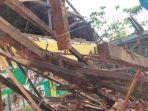 atap-ruang-kelas-di-sd-negeri-4-jepon-kabupaten-blora-jawa-tengah-ambrol-selasa-9112021.jpg