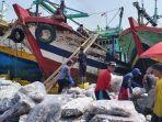 bongkar-muatan-nelayan-di-pelabuhan-perikanan-pantai-ppp-tegalsari-kota-tegal-selasa-1082021.jpg