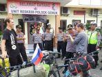 bule-rusia-mampir-polsek-genuk-semarang.jpg