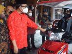 bupati-banyumas-achmad-husein-saat-menyerahkan-bantuan-kendaraan-roda-tiga.jpg