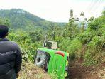 bus-wisata-pengangkut-rombongan-santri-kota-tegal-terguling-di-guci-kamis-2122021.jpg