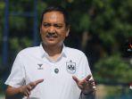 ceo-psis-semarang-yoyok-sukawi-menemui-pemain-saat-latihan.jpg