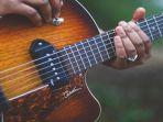 chord-gitar-dan-lirik-lagu-melawan-restu.jpg