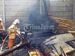 damkar-kota-semarang-memadamkan-api-bakar-sampah-sembarangan.jpg