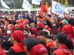 demo-buruh-di-depan-dpr-ri-jumat-1412022.jpg