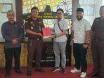 dugaan-pelanggaran-pemilu-komisioner-kpu-wonosobo-diserahkan-ke-kejari.jpg