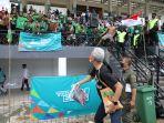 ganjar-dapat-sambutan-meriah-dari-puluhan-suporter-jawa-timur-di-stadion-mahacandra-uncen.jpg