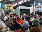 ganjar-ketemu-pedagang-pasar-mojosongo-solo-saat-mendampingi-presiden-joko-widodo-b.jpg