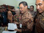 gubernur-jateng-ahmad-luthfi-memantau-layanan-kependudukan-di-kendal.jpg
