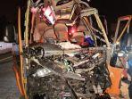 2 Orang Tewas. Elf Tabrak Bokong Truk Tronton di Tol Semarang-Batang, Diduga Sopir Mengantuk