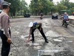 jalan-berlubang-di-jateng-di-keluhkan-polda-jateng.jpg