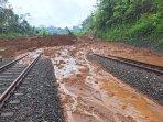 jalur-rel-kereta-api-tertutup-longsgor-di-banyumas_0.jpg