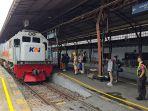 kereta-menunggu-di-stasiun-daop-5-purwokerto.jpg